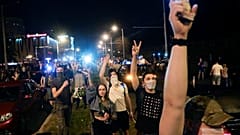Decenas de personas se reúnen durante una protesta masiva tras las elecciones presidenciales en Minsk, Bielorrusia, el 10 de agosto de 2020.