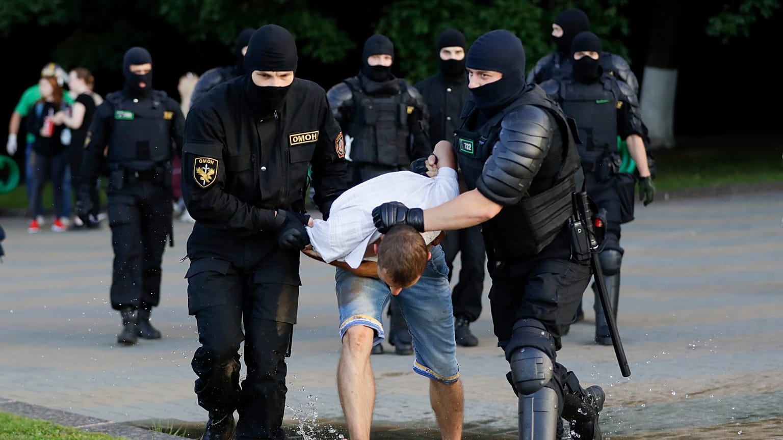 Belarus sokaklarında seçim sonuçlarına karşı şiddetli eylemler