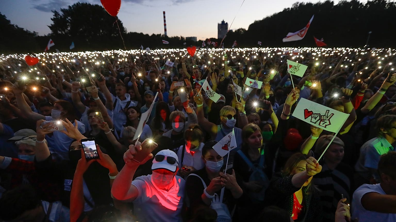 Tömeg az ellenzéki jelölt választási gyűlésén 