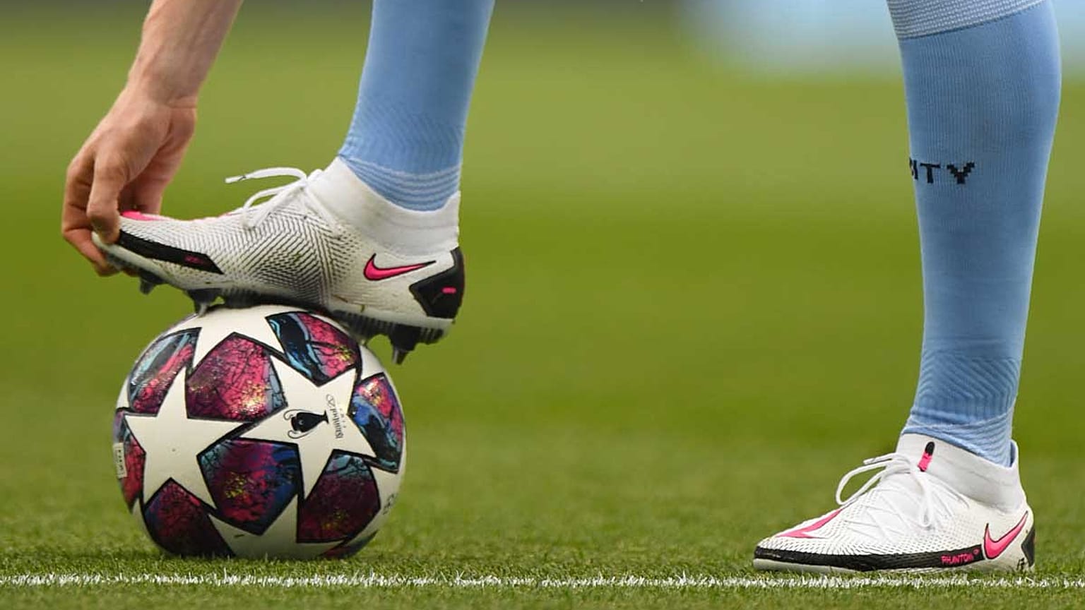 Un giocatore del Manchester City si riscalda prima di un match di Champions League