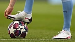 Un giocatore del Manchester City si riscalda prima di un match di Champions League