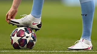 Un giocatore del Manchester City si riscalda prima di un match di Champions League