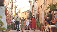 Los Reyes de España con sus hijas en las calles de Mallorca