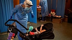 Una dottoressa, che lotta contro il Covid, gioca con una bambina