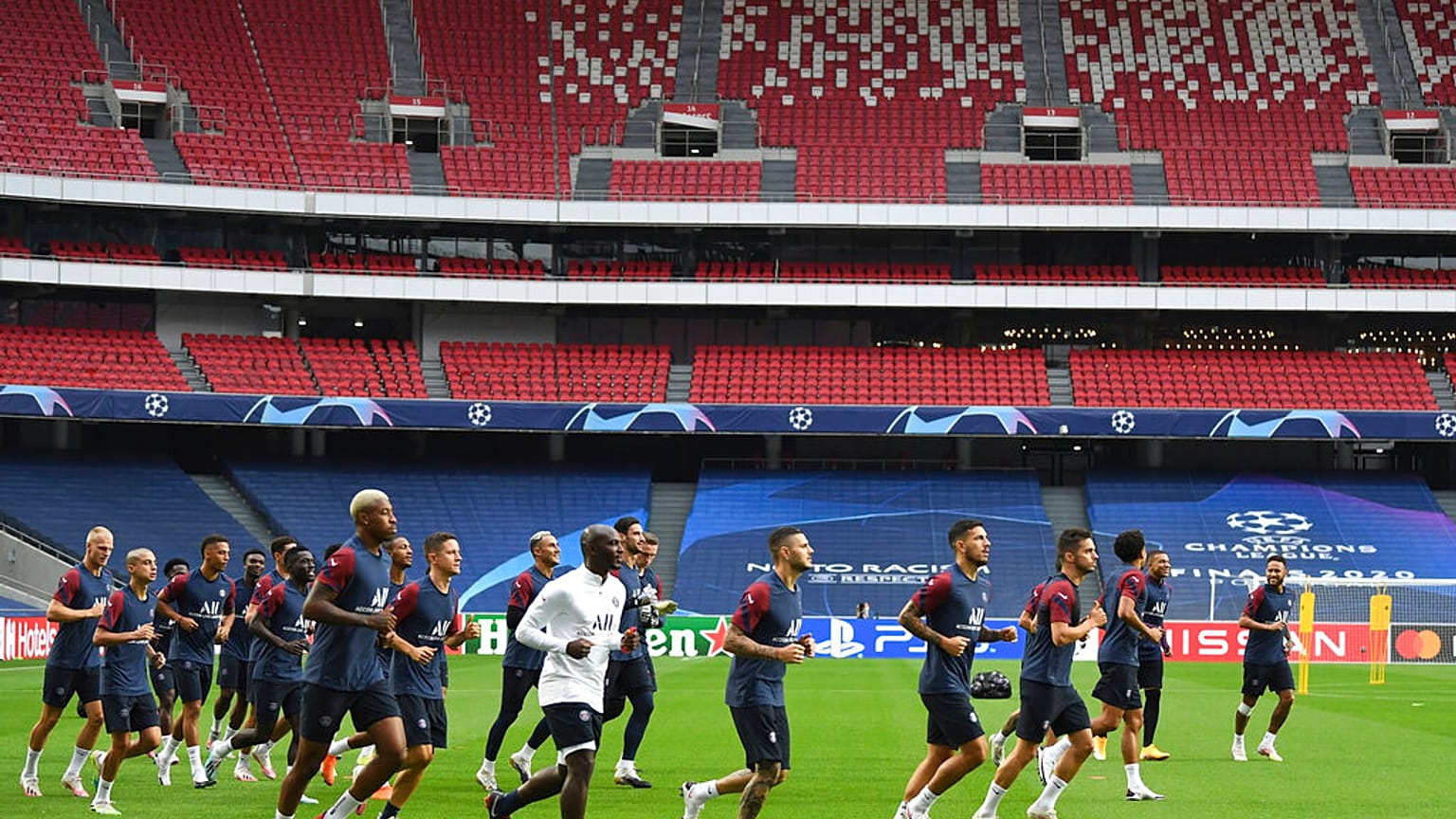 Entrenamiento del París Saint Germain (PSG) en el Estadio de la Luz de Lisboa 