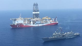 صورة نشرها وزير الدفاع التركي في 9 يوليو 2019 تُظهر سفينة حربية تابعة للبحرية التركية تقوم بدورية بجوار سفينة التنقيب التركية "فاتح" متجهة نحو شرق البحر المتوسط بالقرب من قبرص