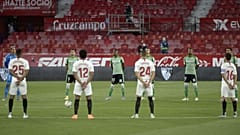 اللاعبون يقفون دقيقة صمت حدادا على ضحايا فيروس كورونا، إشبيلية، 11 يونيو 2020.