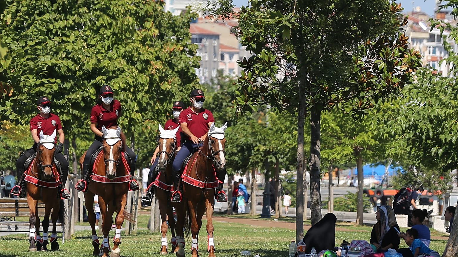 Atlı polis ekipleri Bakırköy sahilinde Covid-19 denetimi yaptı