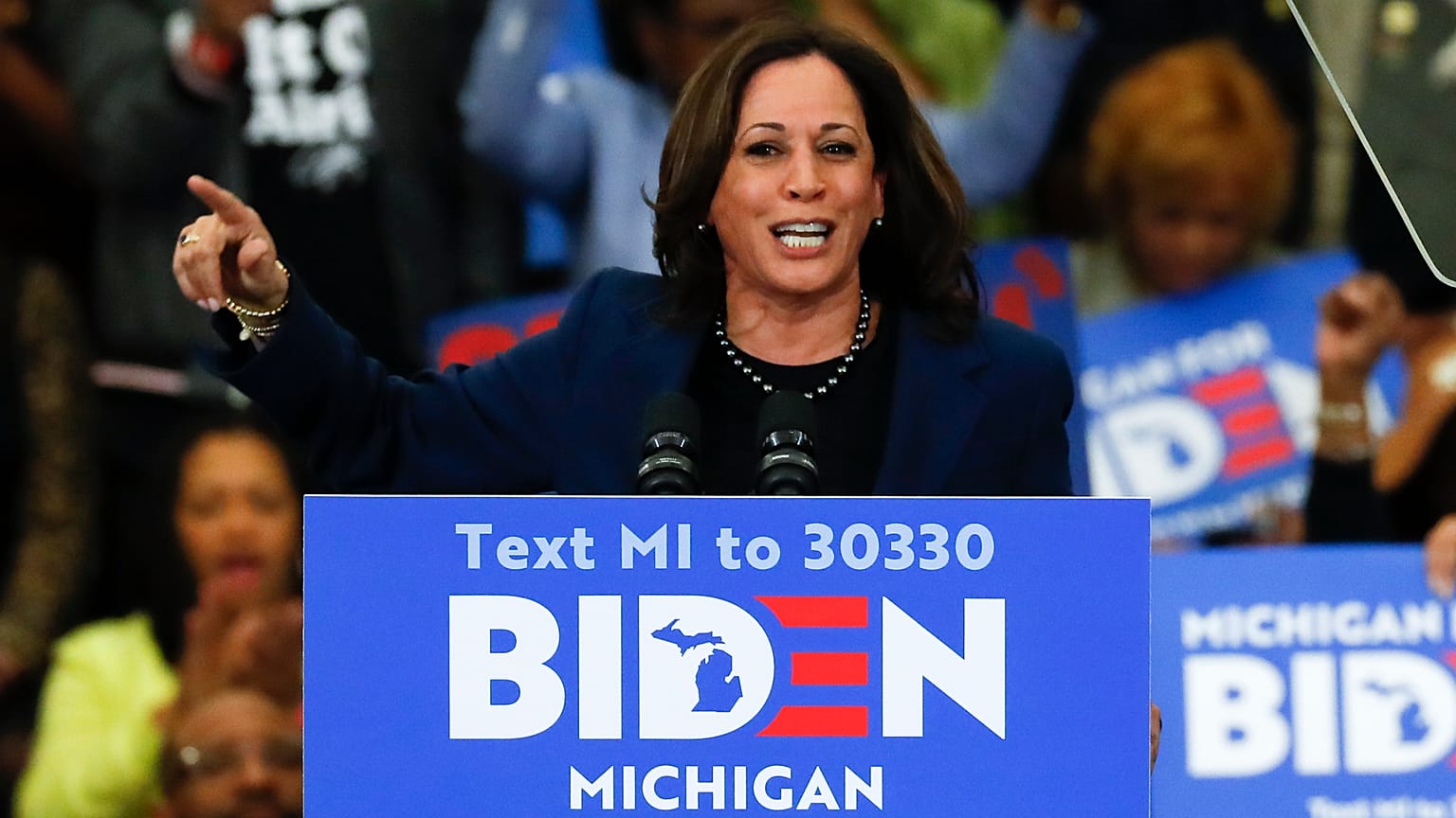 Kamala Harris haciendo campaña para Joe Biden