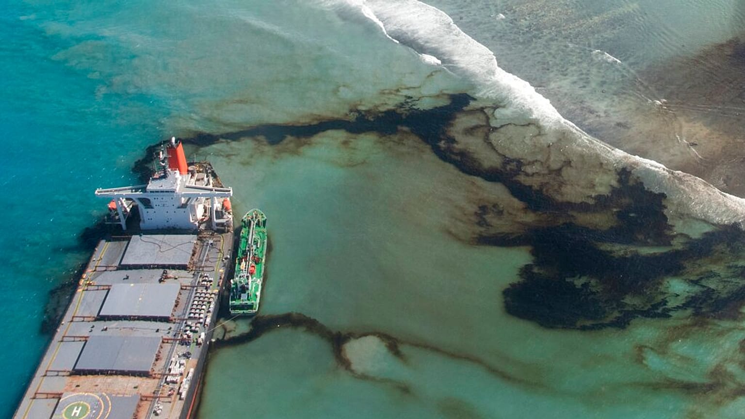 Île Maurice : le fioul évacué du bateau échoué, une seconde marée noire évitée