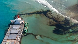 Petroleiro encalhado na Maurícia pode partir em dois