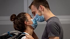 Ζευγάρι με μέτρα προφύλαξης στο αεροδρόμιο της Φρανκφούρτης 