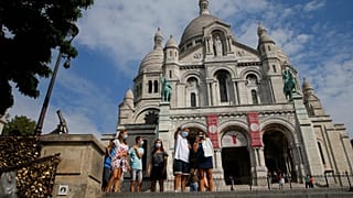 A nyár fékezné a koronavírus terjedését, de az európaiak túl lazán élnek, így erősödik a járvány