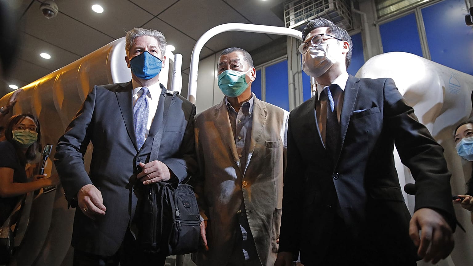 Le patron de presse pro-démocratie Jimmy, quittant un poste de police après avoir été libéré, Hong Kong le 12 août 2020