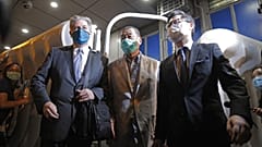 Le patron de presse pro-démocratie Jimmy, quittant un poste de police après avoir été libéré, Hong Kong le 12 août 2020