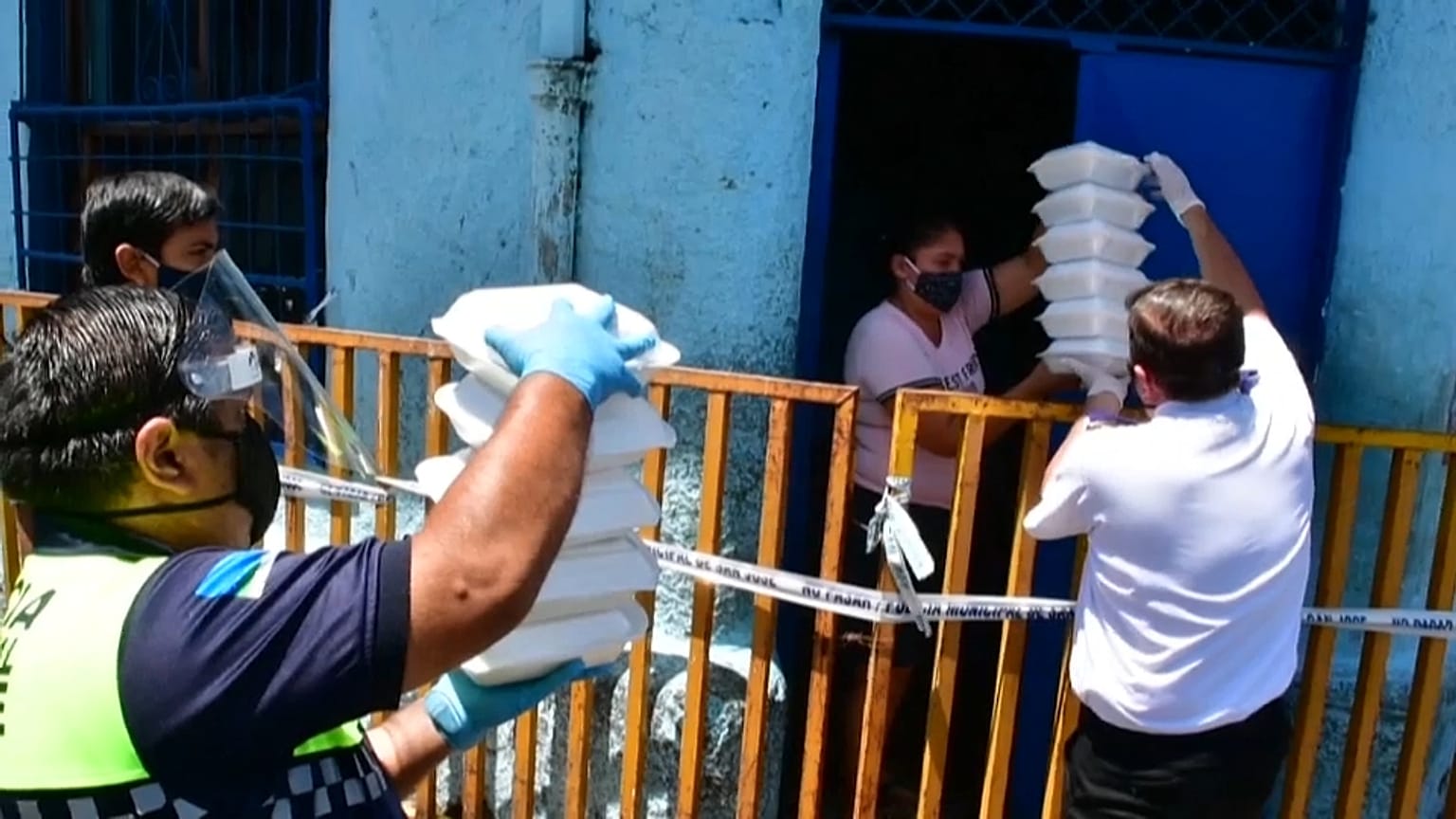 Suministro de alimentos en una cuartería en cuarentena