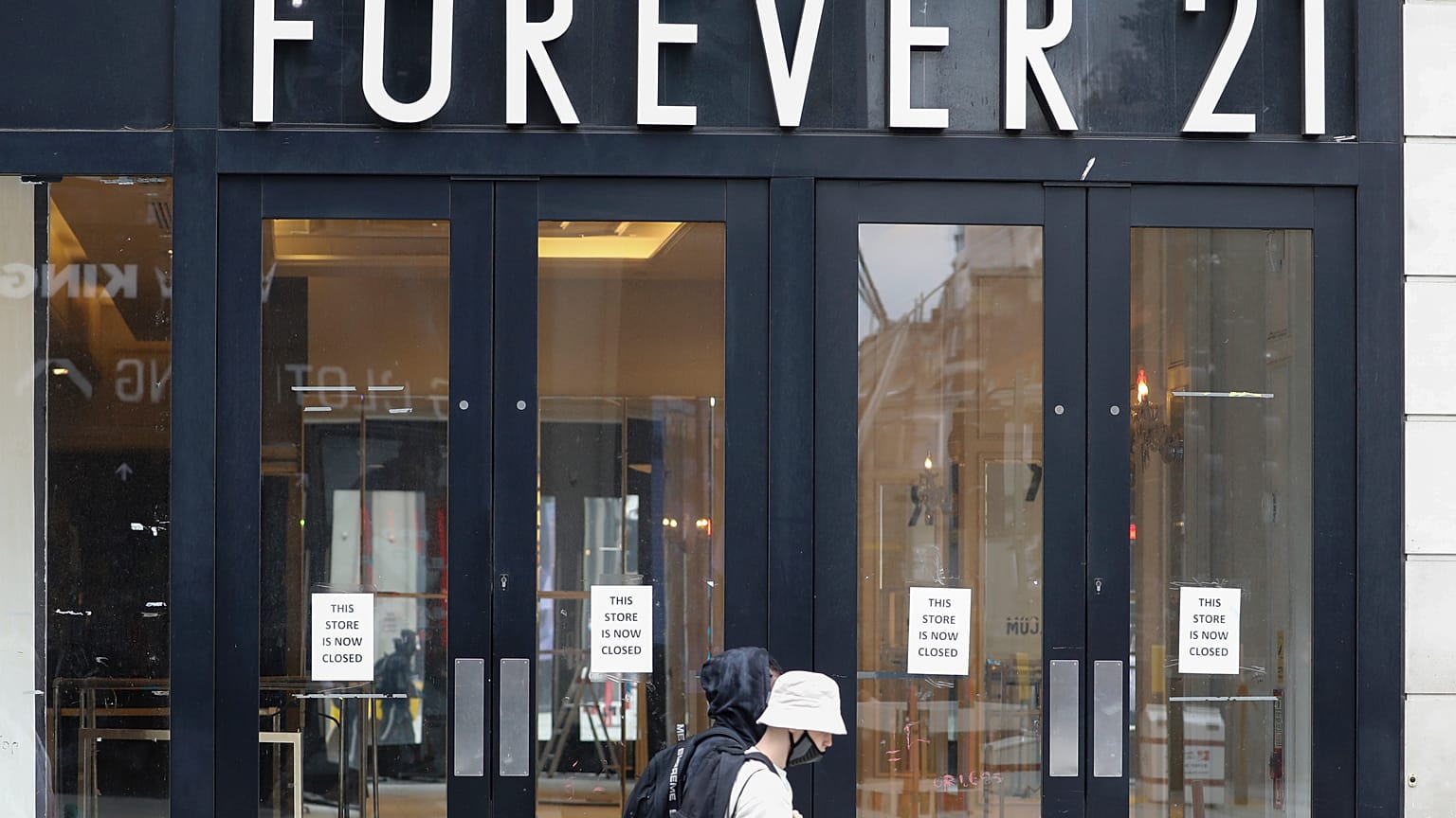 Passanten vor einer Filiale von Forever 21 in London (16.07.2020)