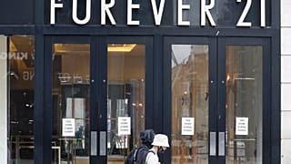 Passanten vor einer Filiale von Forever 21 in London (16.07.2020)
