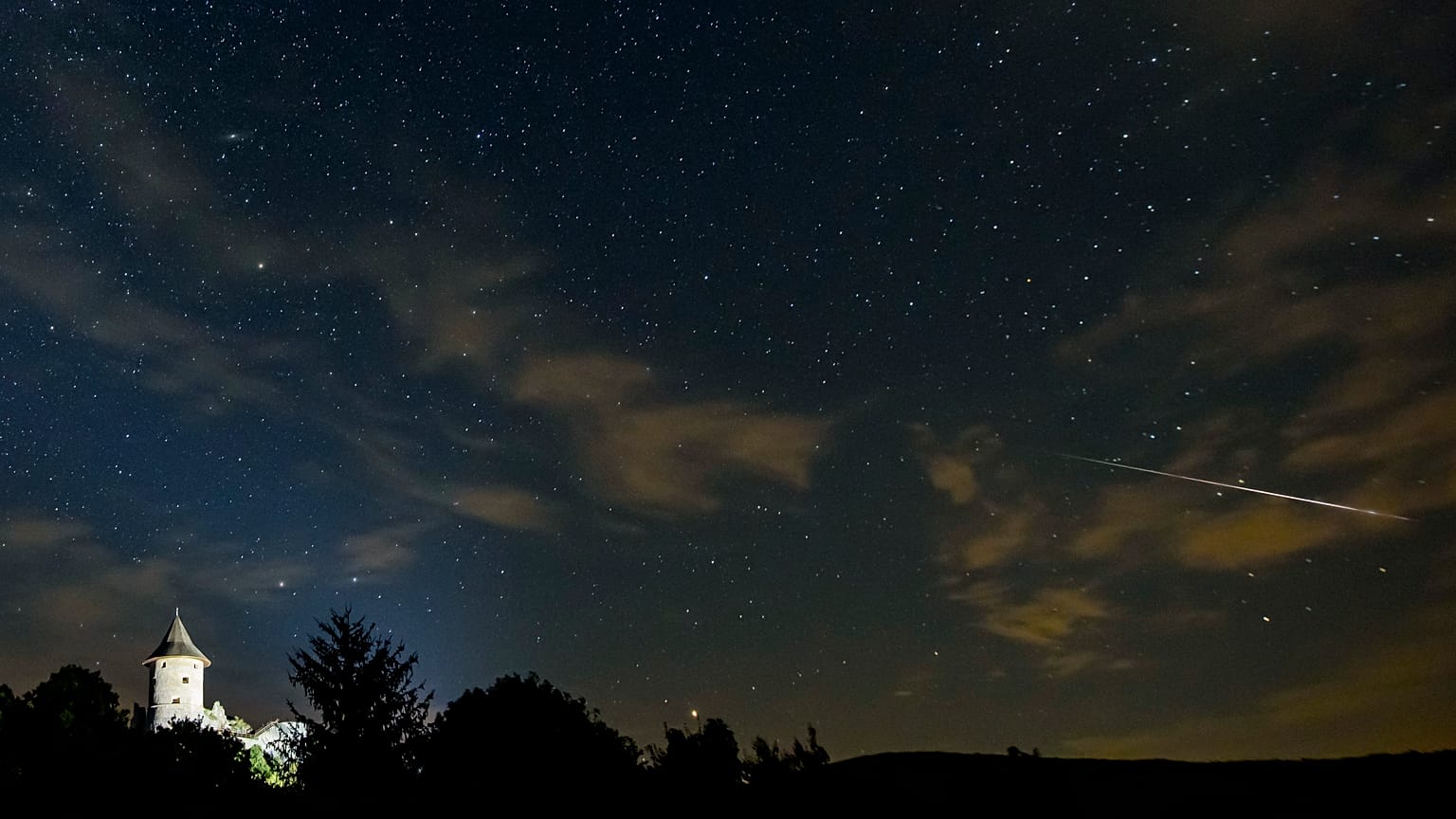 A Perseida meteorraj a somoskői vár felett 