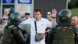 Un fermo di polizia nelle proteste di martedì