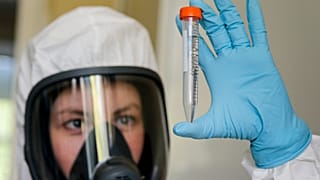 Сотрудница Института Гамалеи с образцом вакцины от коронавируса
