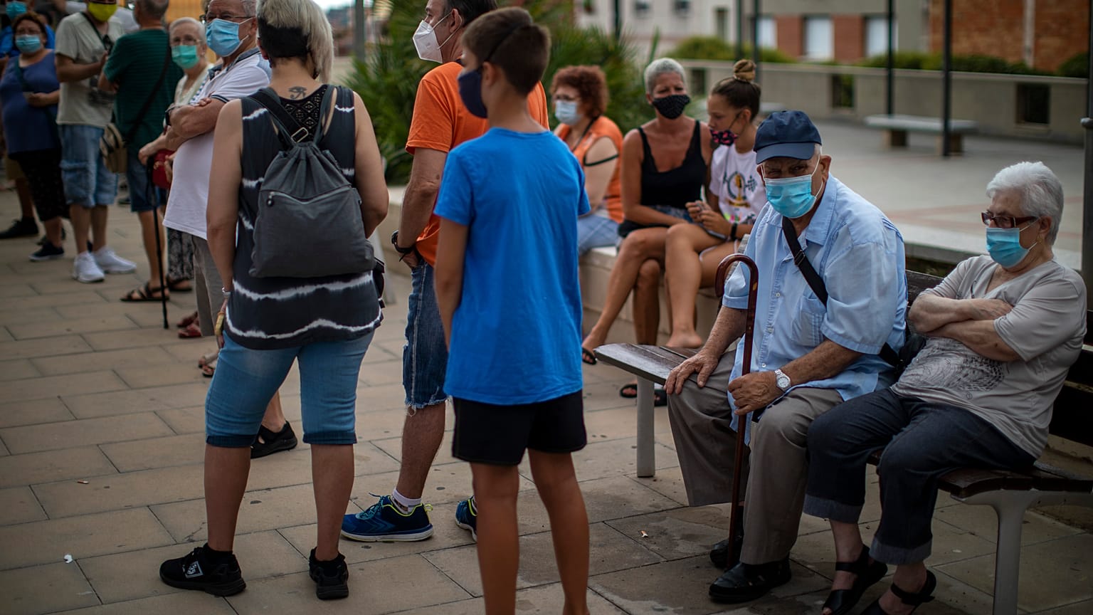 Varias personas esperan para hacerse una prueba PCR en Santa Coloma de Gramanet en Barcelona, España