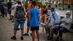 Varias personas esperan para hacerse una prueba PCR en Santa Coloma de Gramanet en Barcelona, España