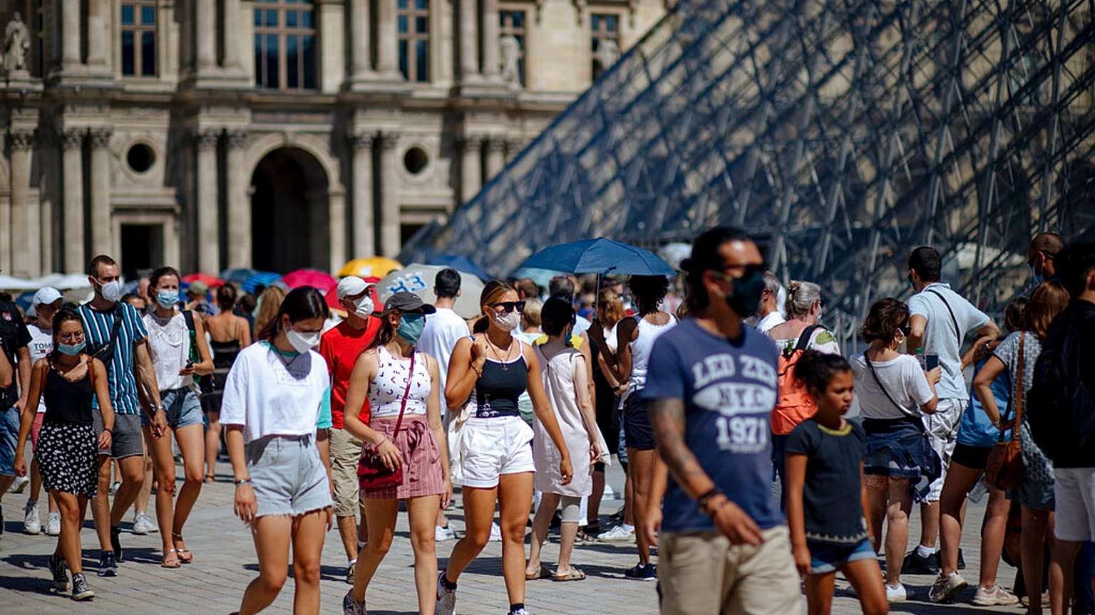 Vor dem Louvre in Paris