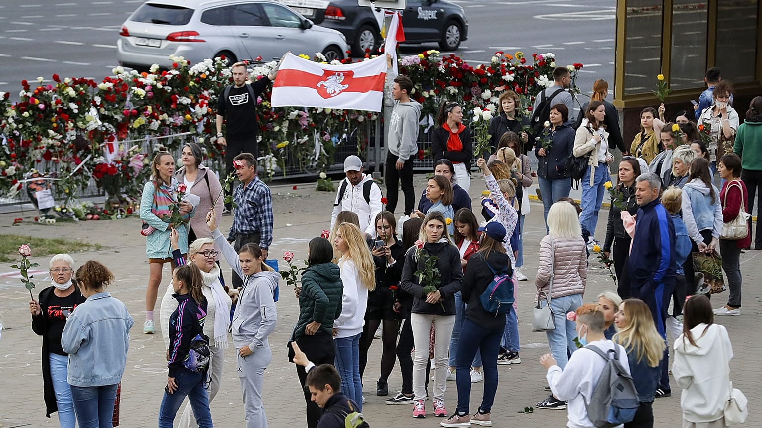 Rassemblent à Minsk, le 12 août à l'endroit où un manifestant à trouver la mort lors d'affrontements avec les forces de l'ordre