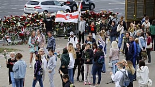 Rassemblent à Minsk, le 12 août à l'endroit où un manifestant à trouver la mort lors d'affrontements avec les forces de l'ordre