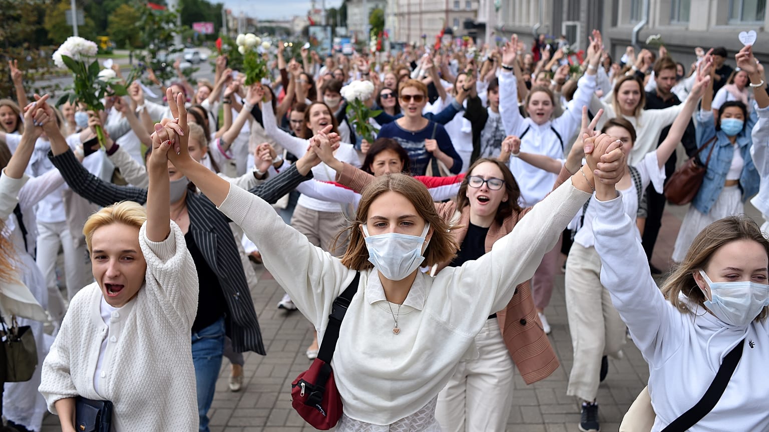 Belarus'taki protestoda kadınlar elele tutuşarak yürüdü