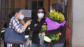 Compañeros ante la casa funeraria