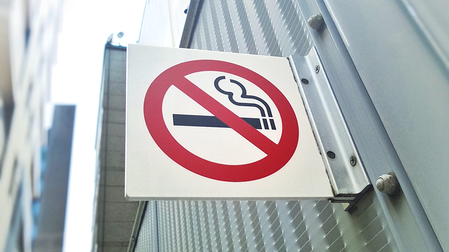 Galicia is the first Spanish regions to directly tackle the risk of smokers speaking coronavirus