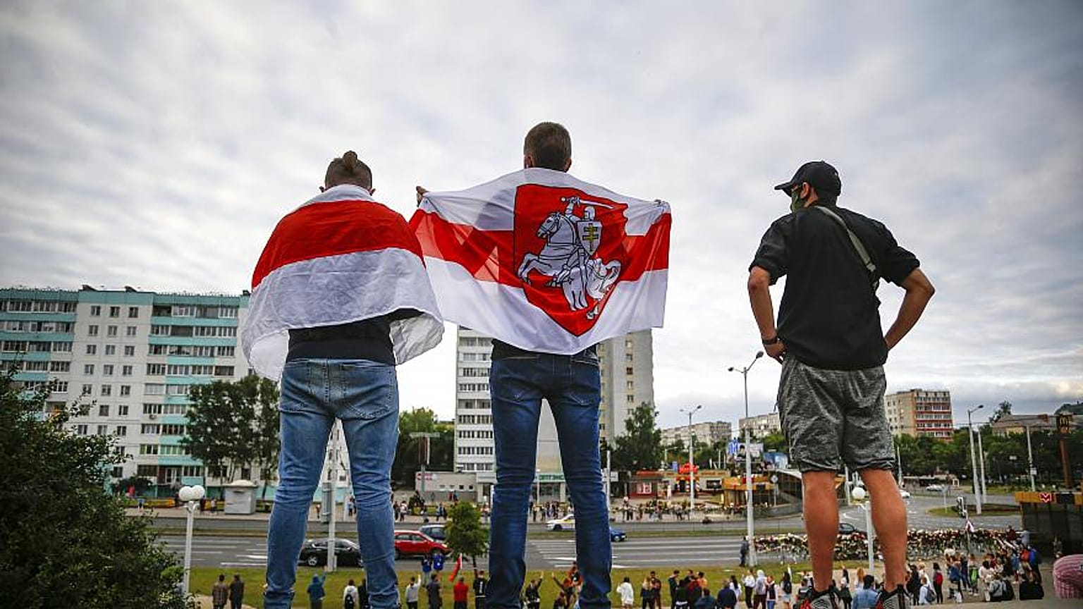 Manifestanti protestano contro il risultato delle elezioni a Minsk, 12 agosto