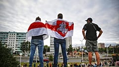 Manifestanti protestano contro il risultato delle elezioni a Minsk, 12 agosto