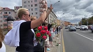Virággal tüntettek belarusz nők