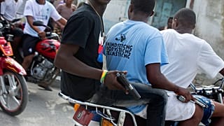 Photo d'archive : des membres de gangs patrouillent à moto dans Port-au-Prince, la capitale d'Haïti, le 22 mai 2019