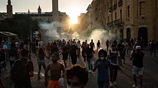 مواجهاتٌ بين المتظاهرين ضد الحكومة والنظام السياسي القائم في لبنان وبين الشرطة وسط العاصمة بيروت