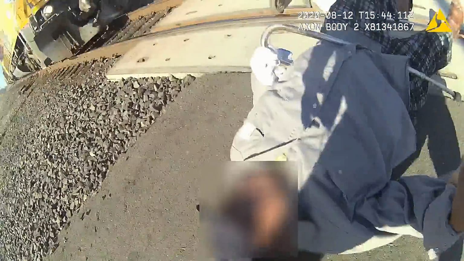Tekerlekli sandalyesi raylara sıkışan kişi son anda polis tarafından kurtarıldı