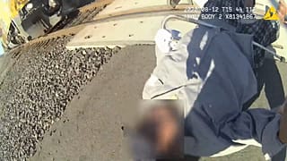 Tekerlekli sandalyesi raylara sıkışan kişi son anda polis tarafından kurtarıldı