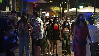 Giovani a passeggio nei dintorni di Málaga