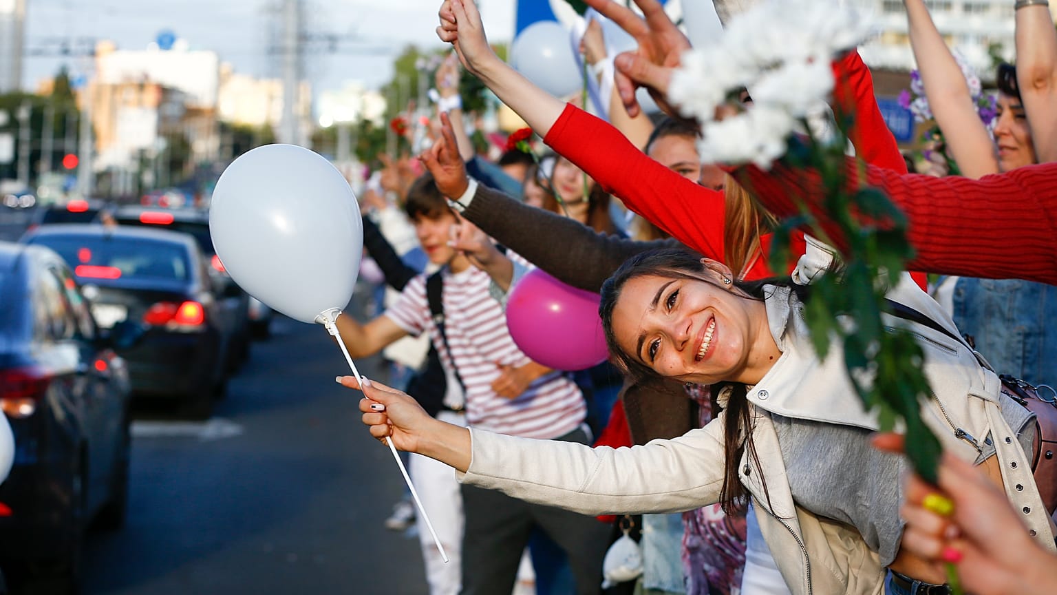 Tausende Demonstrantinnen in Minsk bildeten Menschenketten