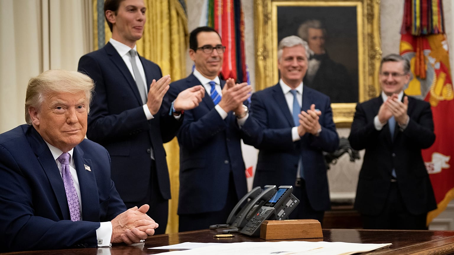 Donald Trumo mit Mitarbeitern