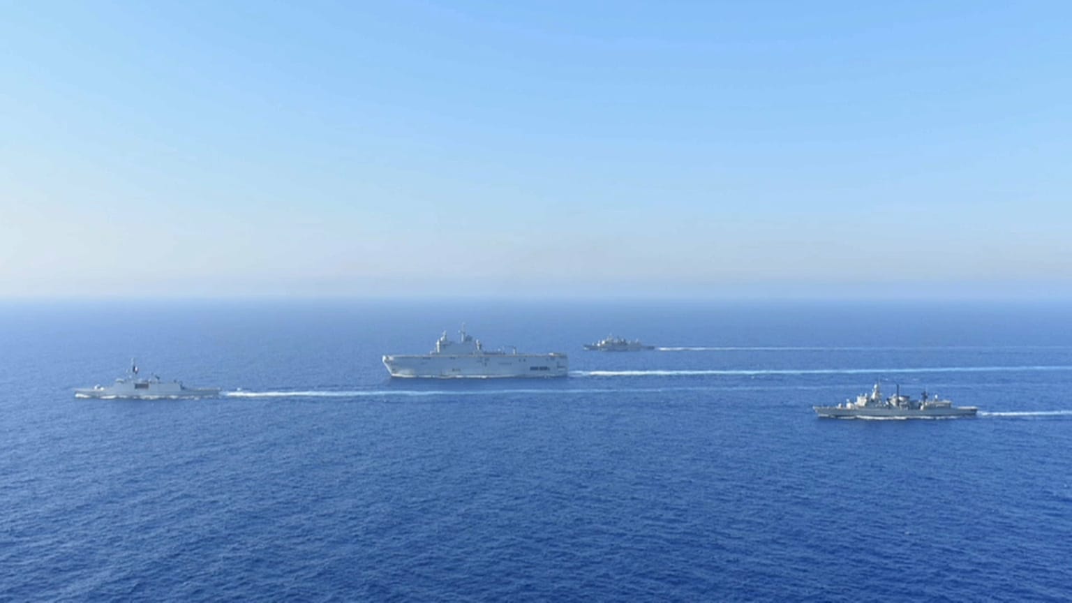 Embarcações gregas e francesas no Mediterrâneo