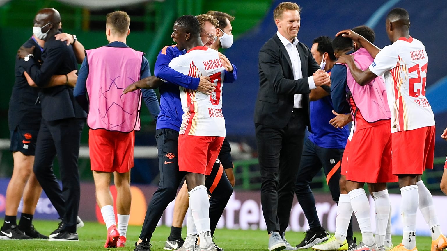 Trainer Julian Nagelsmann gratuliert seinen Profis nach dem Einzug ins CL-Halbfinale