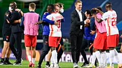 Trainer Julian Nagelsmann gratuliert seinen Profis nach dem Einzug ins CL-Halbfinale