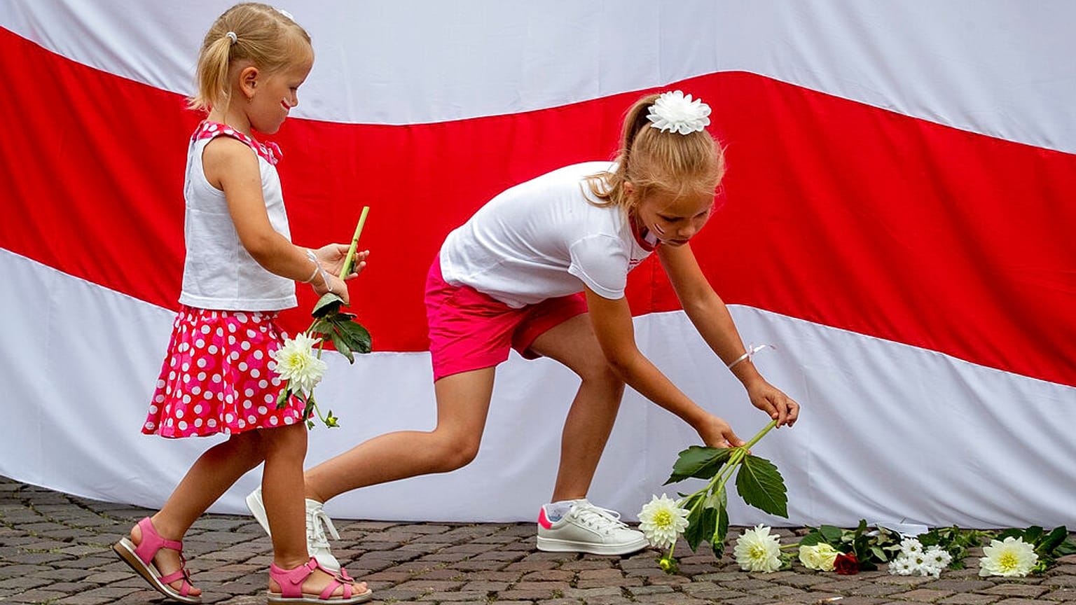 Mädchen in Frankfurt bei Protest für die Opposition in Belarus