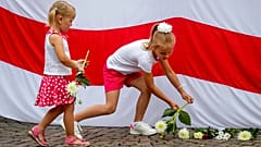 Mädchen in Frankfurt bei Protest für die Opposition in Belarus