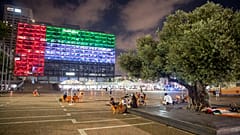 Telaviv'deki belediye binası BAE bayrağı renkleriyle ışıklandırıldı