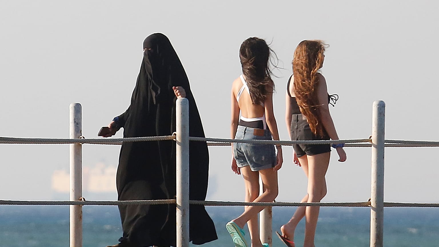 البيكيني جنباً إلى جنب النقاب في مصر